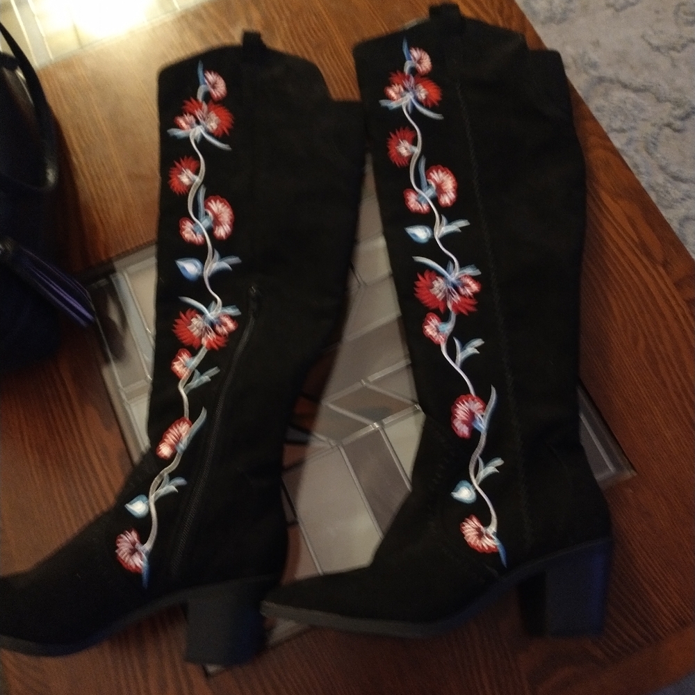 Carlos Santana up the leg boots